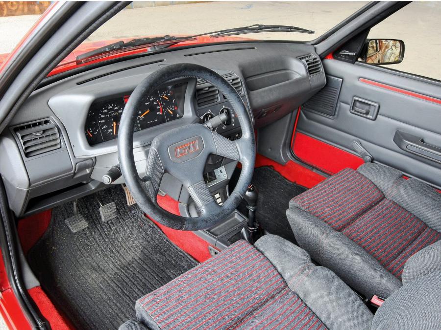 Интерьер Peugeot 205 1.6 GTI 1983 года  (фото 25 из 32)